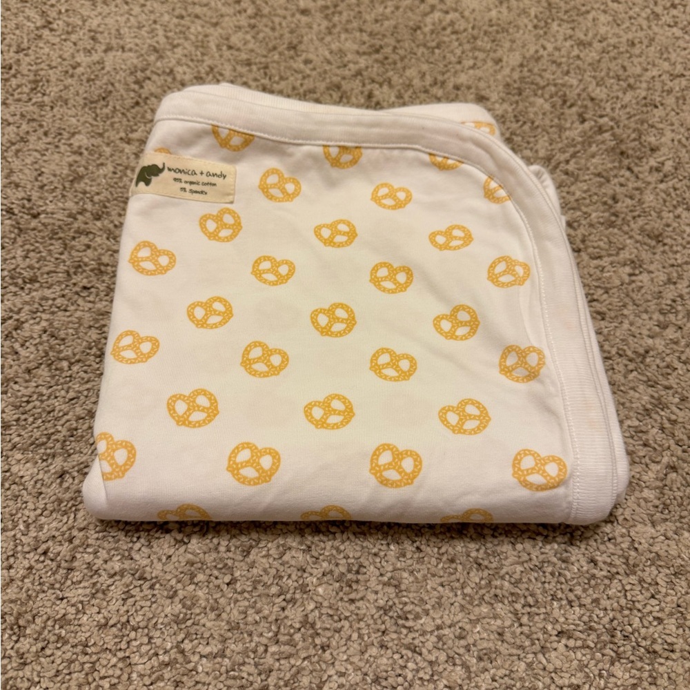 VONDA & Bundy White and Yellow Pretzel Blanket